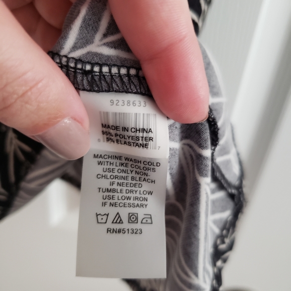 Sleeveless blouse with side ruching - Picture 4 of 4